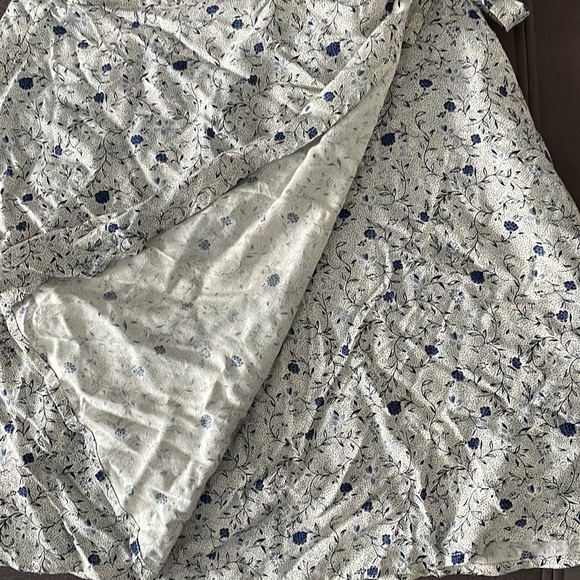 AMERICAN EAGLE OUTFITTERS Flower Design Wrap Around Skirt Size Medium - Picture 4 of 9